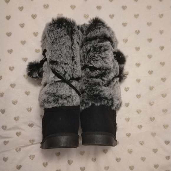 🔥3/$70 *NWOT* FabKids Girl's Faux Fur Black and Gray Boots - Picture 5 of 8